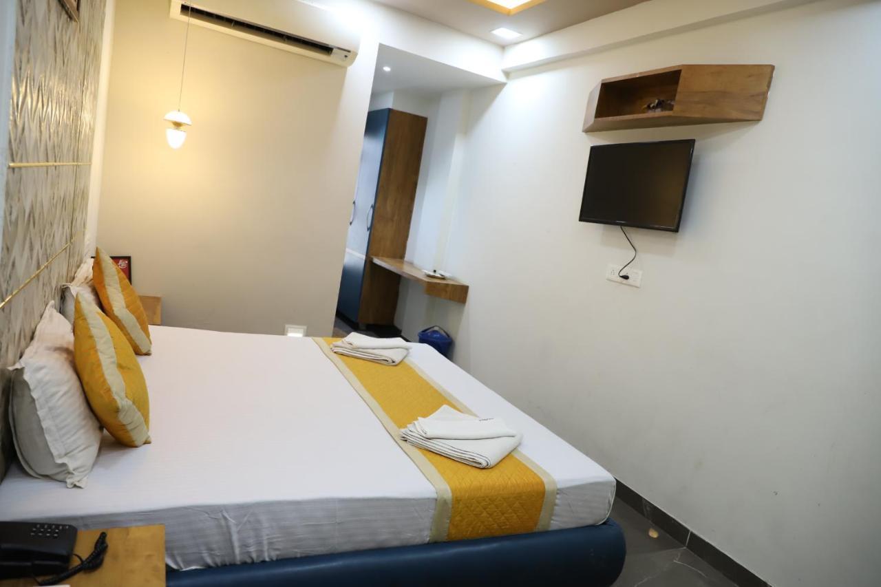 Hotel Dolphin Residency Pātan Exteriör bild