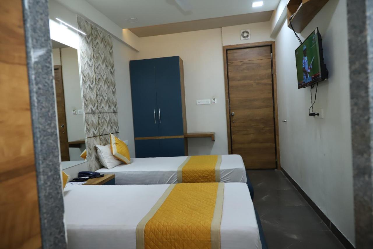 Hotel Dolphin Residency Pātan Exteriör bild