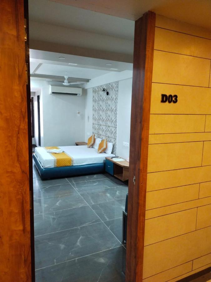 Hotel Dolphin Residency Pātan Exteriör bild